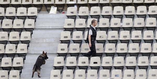 Ο σκύλος του Ρολάν Γκαρός ψάχνει για... βόμβα! - ΦΩΤΟ - Φωτογραφία 2