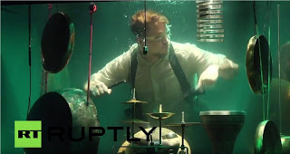 Απίστευτο βίντεο: Παίζουν μουσική... υποβρυχίως! [video] - Φωτογραφία 1