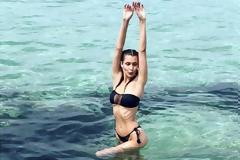 Οι βουτιές της Bella Hadid στην Ιταλία