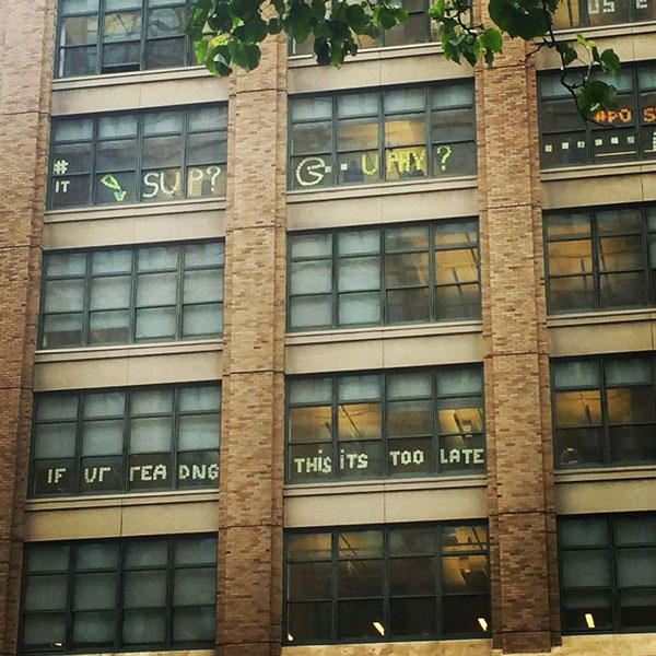 Ο “πόλεμος” των Post-it στα παράθυρα δύο εταιρειών! - Φωτογραφία 3