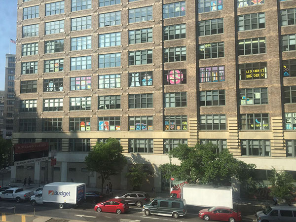 Ο “πόλεμος” των Post-it στα παράθυρα δύο εταιρειών! - Φωτογραφία 4