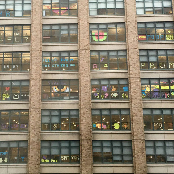 Ο “πόλεμος” των Post-it στα παράθυρα δύο εταιρειών! - Φωτογραφία 7