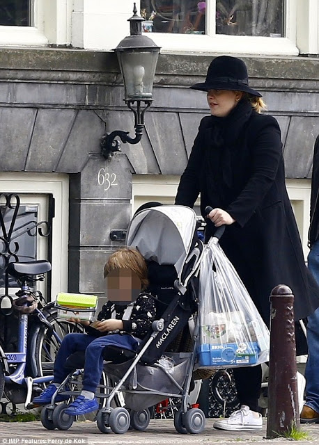 Η Adele βγαίνει βόλτα στο Άμστερνταμ με... [photos] - Φωτογραφία 2