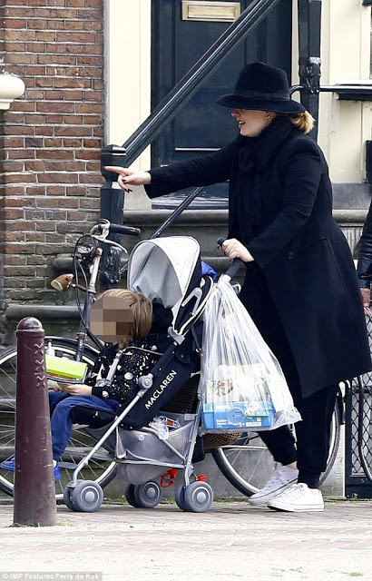 Η Adele βγαίνει βόλτα στο Άμστερνταμ με... [photos] - Φωτογραφία 3