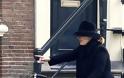 Η Adele βγαίνει βόλτα στο Άμστερνταμ με... [photos] - Φωτογραφία 3