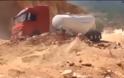 Σοκαριστικό: Βυτιοφόρο ΕΞΑΦΑΝΙΖΕΤΑΙ μέσα στην άμμο! [photos] - Φωτογραφία 2