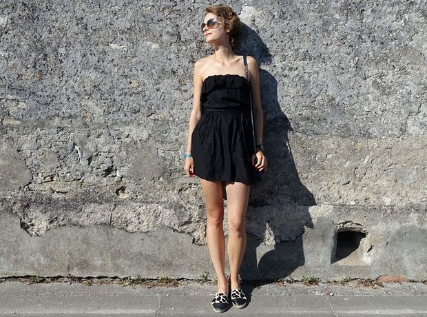 Πώς να φοράς το μαύρο σου φόρεμα όλο το καλοκαίρι - Φωτογραφία 1
