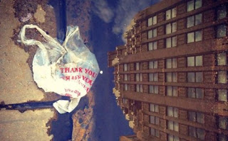 Ακτιβιστές κατασκοπεύουν πλαστικές σακούλες στους δρόμους της Ν. Υόρκης - Φωτογραφία 1