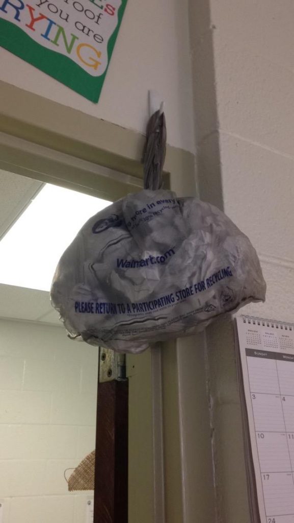 Μια δασκάλα κρέμασε έξω από την τάξη μια σακούλα σκουπιδιών. Προσέξτε τι είχε βάλει μέσα! - Φωτογραφία 1