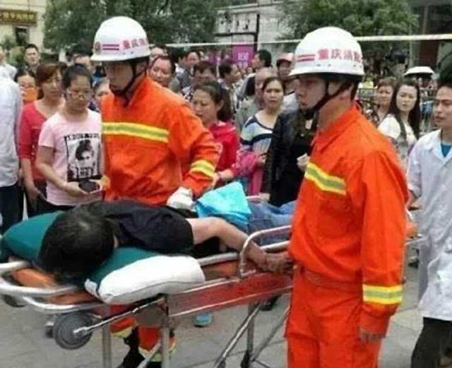 Κυλιόμενη σκάλα «ρούφηξε» άνδρα στην Κίνα! Βίντεο ΣΟΚ! - Φωτογραφία 3