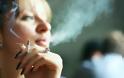 Η γκρίνια δεν βοηθά: Πώς να βοηθήσετε τον/την σύντροφό σας να κόψει το κάπνισμα