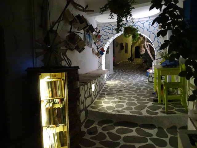 Η πιο όμορφη ανοιχτή βιβλιοθήκη που έχετε δει βρίσκεται στην Κίμωλο - Φωτογραφία 5
