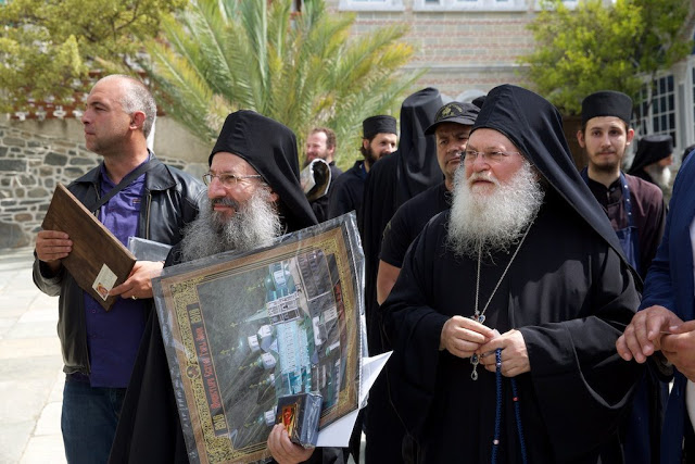 8490 - Φωτογραφίες από την Πατριαρχική Θεία Λειτουργία, που τελέστηκε στην Ιερά Μονή Αγίου Παντελεήμονος, με συλλειτουργούς πέντε Ηγουμένους Αγιορειτικών Μονών - Φωτογραφία 29