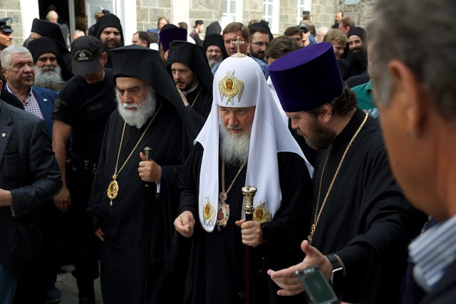 8490 - Φωτογραφίες από την Πατριαρχική Θεία Λειτουργία, που τελέστηκε στην Ιερά Μονή Αγίου Παντελεήμονος, με συλλειτουργούς πέντε Ηγουμένους Αγιορειτικών Μονών - Φωτογραφία 31