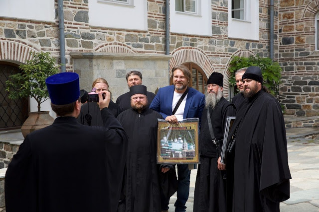 8490 - Φωτογραφίες από την Πατριαρχική Θεία Λειτουργία, που τελέστηκε στην Ιερά Μονή Αγίου Παντελεήμονος, με συλλειτουργούς πέντε Ηγουμένους Αγιορειτικών Μονών - Φωτογραφία 36