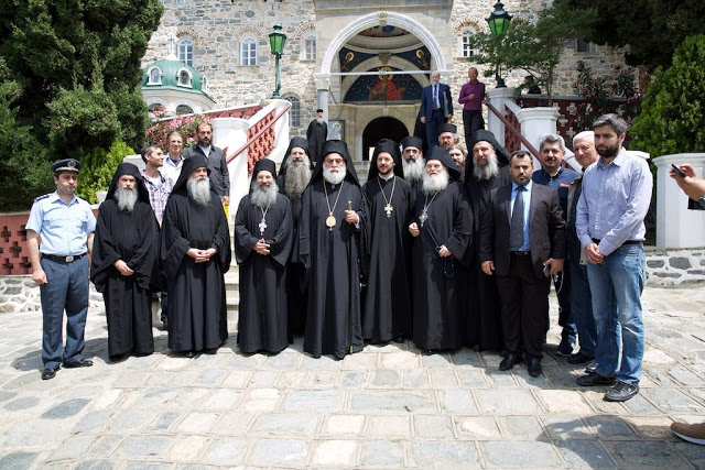 8490 - Φωτογραφίες από την Πατριαρχική Θεία Λειτουργία, που τελέστηκε στην Ιερά Μονή Αγίου Παντελεήμονος, με συλλειτουργούς πέντε Ηγουμένους Αγιορειτικών Μονών - Φωτογραφία 40