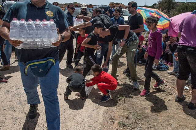 Εικόνες «γροθιά στο στομάχι»: Δείτε πώς αντέδρασαν οι πρόσφυγες όταν τους έδωσαν… νερό - Φωτογραφία 2