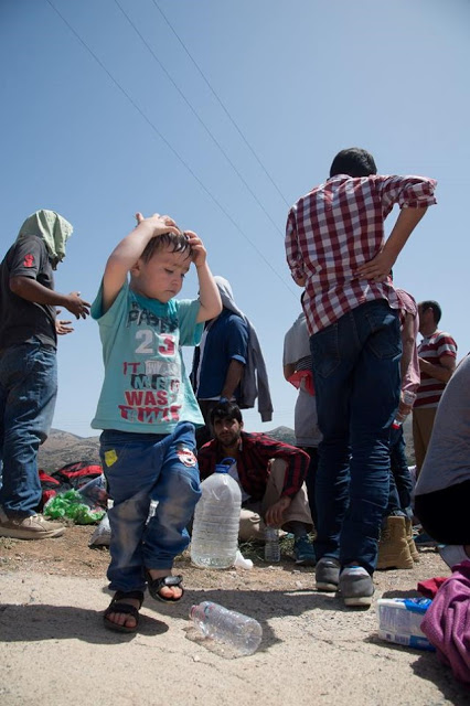 Εικόνες «γροθιά στο στομάχι»: Δείτε πώς αντέδρασαν οι πρόσφυγες όταν τους έδωσαν… νερό - Φωτογραφία 5