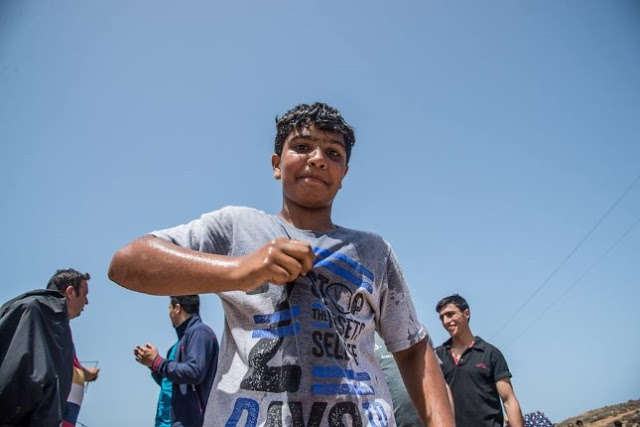 Εικόνες «γροθιά στο στομάχι»: Δείτε πώς αντέδρασαν οι πρόσφυγες όταν τους έδωσαν… νερό - Φωτογραφία 6
