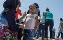 Εικόνες «γροθιά στο στομάχι»: Δείτε πώς αντέδρασαν οι πρόσφυγες όταν τους έδωσαν… νερό - Φωτογραφία 1
