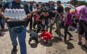 Εικόνες «γροθιά στο στομάχι»: Δείτε πώς αντέδρασαν οι πρόσφυγες όταν τους έδωσαν… νερό - Φωτογραφία 2