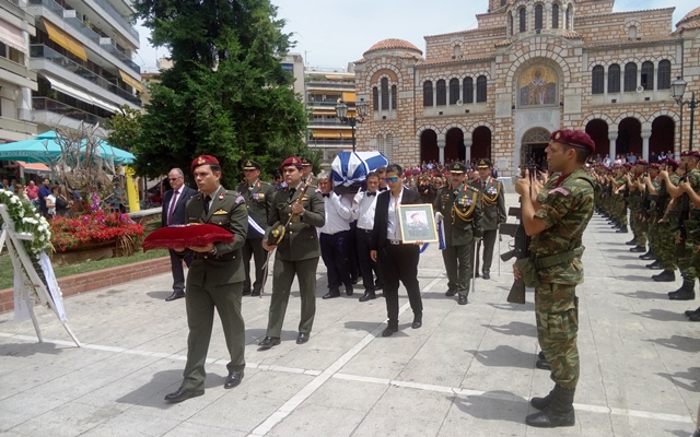 Θλίψη και υπερηφάνεια στο ύστατο χαίρε του διευθυντή της Αεροπορίας Στρατού - Φωτογραφία 2