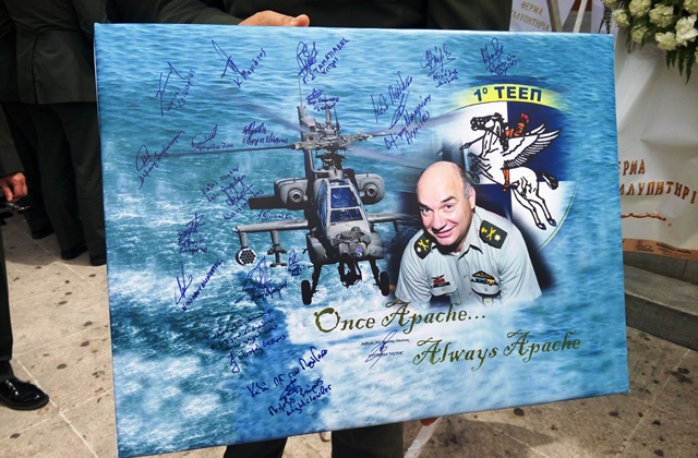 Θλίψη και υπερηφάνεια στο ύστατο χαίρε του διευθυντή της Αεροπορίας Στρατού - Φωτογραφία 9