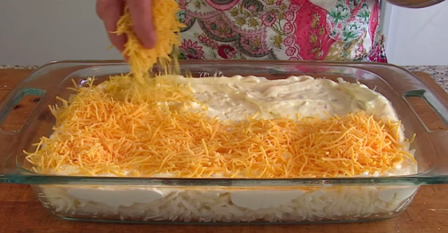 Τρίβει το τυρί, πάνω από τις πατάτες και τα βάζει στο φούρνο! Το αποτέλεσμα; ΠΑΝΔΑΙΣΙΑ γεύσεων… - Φωτογραφία 1