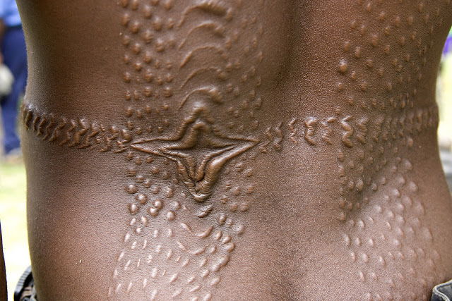 Εικόνες - ΣΟΚ! Φυλή στην Παπούα κάνει τα... σημάδια του κροκόδειλου με ΞΥΡΑΦΙ για να... [photos] - Φωτογραφία 3