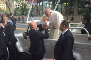 Αίσχος με προπαγάνδα για τον Πάπα: Υποστηρίζουν πως φίλησε ένα παιδί με καρκίνο και αυτό έγινε καλύτερα! - Φωτογραφία 1