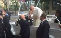 Αίσχος με προπαγάνδα για τον Πάπα: Υποστηρίζουν πως φίλησε ένα παιδί με καρκίνο και αυτό έγινε καλύτερα!