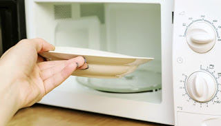 Το πιο έξυπνο tip για να ζεστάνετε δύο πιάτα στον φούρνο μικροκυμάτων! [video] - Φωτογραφία 1