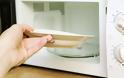 Το πιο έξυπνο tip για να ζεστάνετε δύο πιάτα στον φούρνο μικροκυμάτων! [video]
