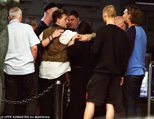 ΣΕ ΚΑΚΟ ΧΑΛΙ ο Johny Depp στη Δανία στο after party της συναυλίας - Κόντεψε να πλακωθεί στο ξύλο με τον bodyguard [photos] - Φωτογραφία 2
