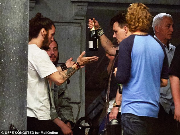ΣΕ ΚΑΚΟ ΧΑΛΙ ο Johny Depp στη Δανία στο after party της συναυλίας - Κόντεψε να πλακωθεί στο ξύλο με τον bodyguard [photos] - Φωτογραφία 3