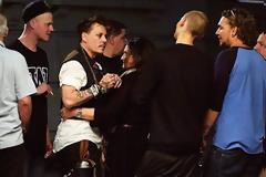ΣΕ ΚΑΚΟ ΧΑΛΙ ο Johny Depp στη Δανία στο after party της συναυλίας - Κόντεψε να πλακωθεί στο ξύλο με τον bodyguard [photos]