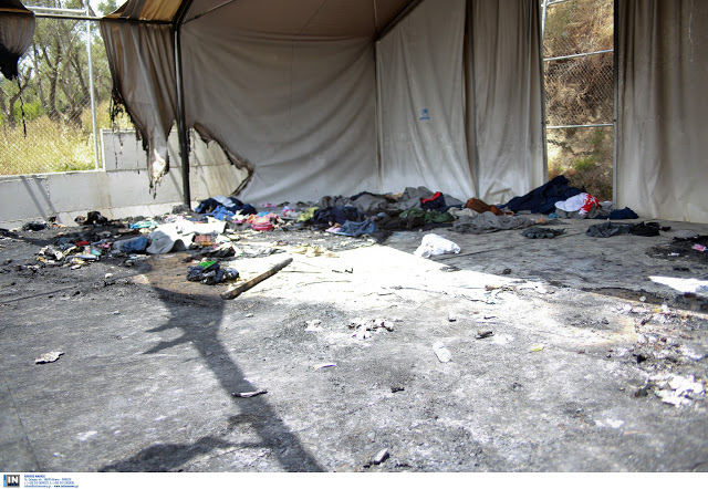 Εικόνες βιβλικής καταστροφής στη Μόρια – Καμένες σκηνές, πεταμένα φαγητά και παπούτσια [photos] - Φωτογραφία 2