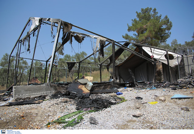 Εικόνες βιβλικής καταστροφής στη Μόρια – Καμένες σκηνές, πεταμένα φαγητά και παπούτσια [photos] - Φωτογραφία 4