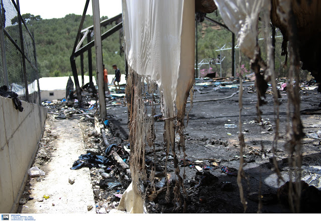 Εικόνες βιβλικής καταστροφής στη Μόρια – Καμένες σκηνές, πεταμένα φαγητά και παπούτσια [photos] - Φωτογραφία 5