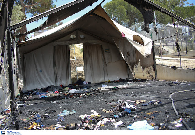 Εικόνες βιβλικής καταστροφής στη Μόρια – Καμένες σκηνές, πεταμένα φαγητά και παπούτσια [photos] - Φωτογραφία 6