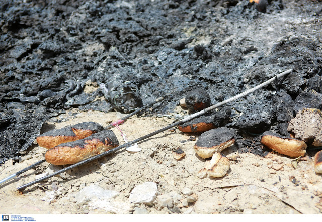 Εικόνες βιβλικής καταστροφής στη Μόρια – Καμένες σκηνές, πεταμένα φαγητά και παπούτσια [photos] - Φωτογραφία 8