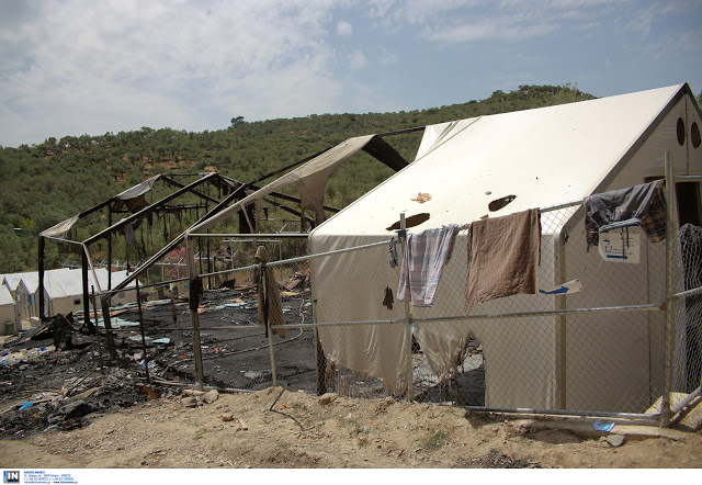 Εικόνες βιβλικής καταστροφής στη Μόρια – Καμένες σκηνές, πεταμένα φαγητά και παπούτσια [photos] - Φωτογραφία 9