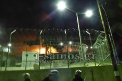 Πύρινη κόλαση στη Σάμο με δεκάδες τραυματίες! Άγρια επεισόδια στο κέντρο μεταναστών!