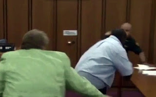 Απίστευτες σκηνές σε δικαστήριο - Δεν άντεξε μόλις είδε τον δολοφόνο της κόρης του και... [photo] - Φωτογραφία 1