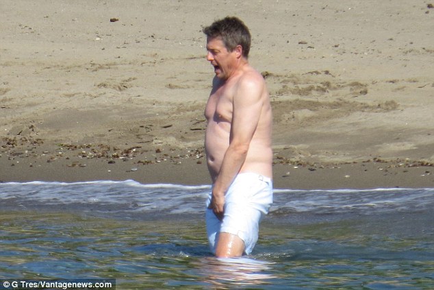 Θα πάθετε ΣΟΚ: Δείτε πώς είναι σήμερα ο Hugh Grant [photos] - Φωτογραφία 2