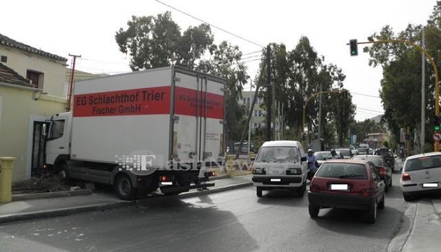 Φορτηγό μπήκε σε... σπίτι! [photo] - Φωτογραφία 2