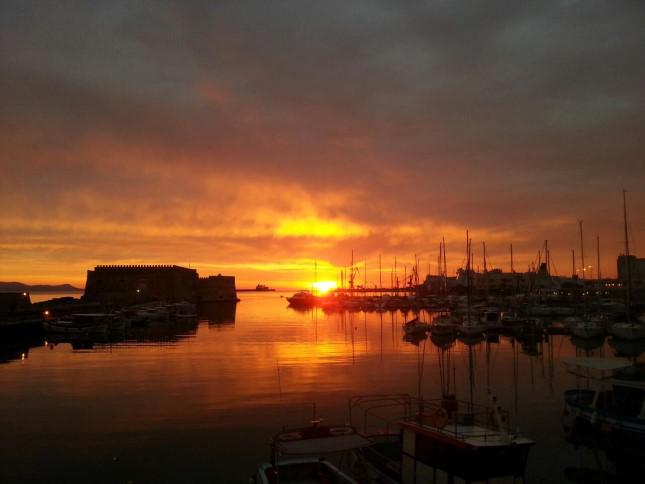 Όταν ο ήλιος «ξυπνά» τον Κούλε – Εκπληκτικές φωτογραφίες στο ενετικό φρούριο - Φωτογραφία 5