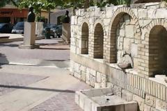 Η πετρόχτιστη βρύση εμπόδιζε το… καφέ της πλατείας! Αγανάκτηση των κατοίκων
