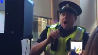 Αστυνομικός πήγε να σταματήσει καυγά και κατέληξε να τραγουδάει καραόκε [video] - Φωτογραφία 1
