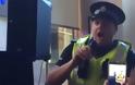 Αστυνομικός πήγε να σταματήσει καυγά και κατέληξε να τραγουδάει καραόκε [video]